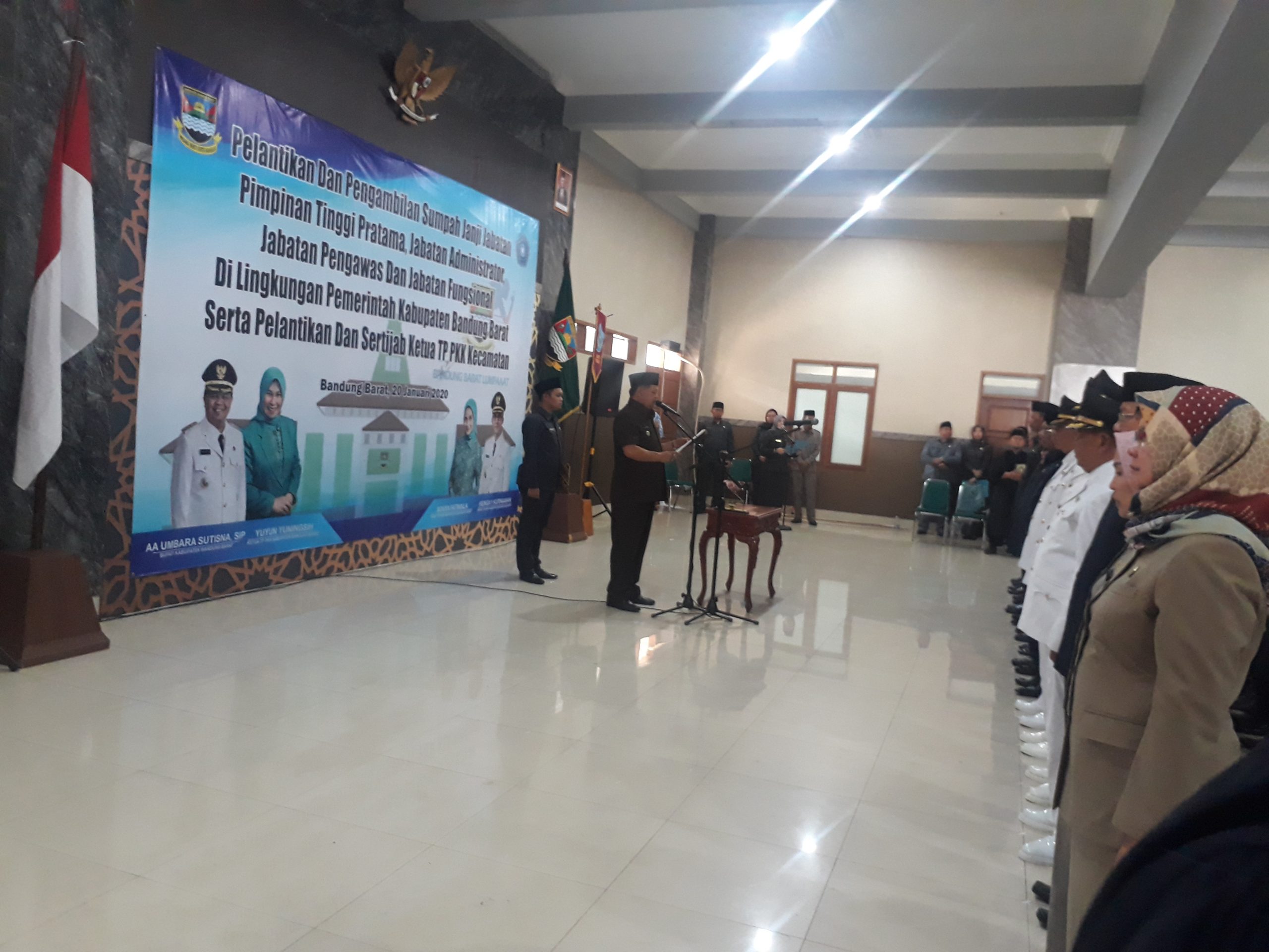 Bupati Bandung Barat, Aa Umbara Sutisna melantik 144 orang pejabat di Lingkungan Pemerintah Kabupaten (Pemkab) Bandung Barat, Senin (20/1/2020).